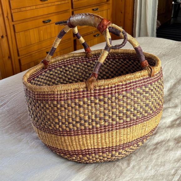 Large Vintage Market Basket - Picture 4 of 9